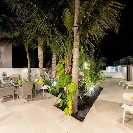 Villa Bayton House